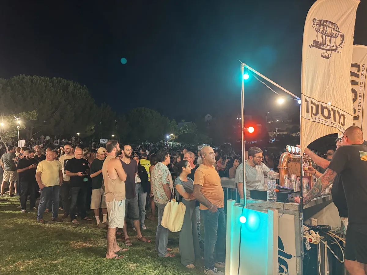 קהל רב ליד דוכן פפא בפסטיבל לילה