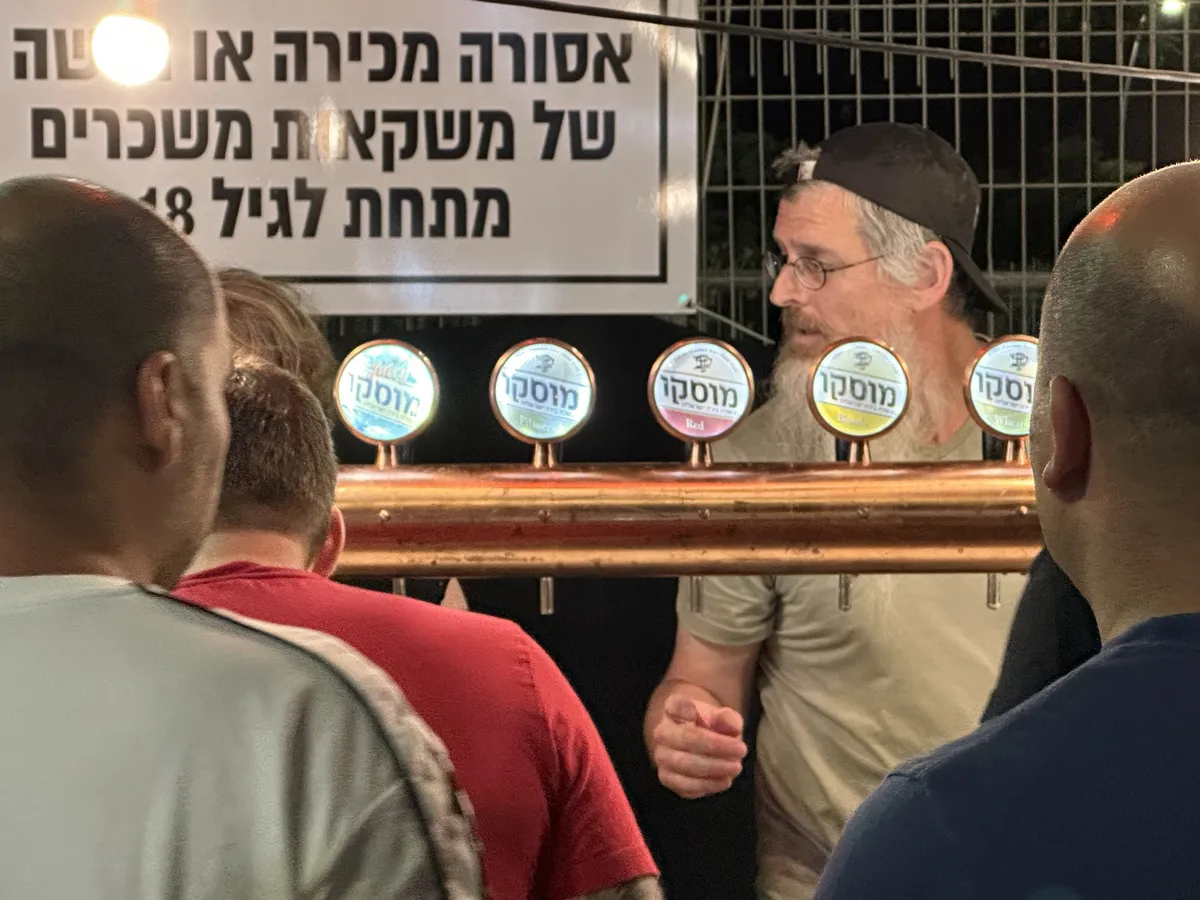 מזיגה מברזי פפא, ושלט: אסורה מכירה של משקאות משכרים מתחת לגיל 18